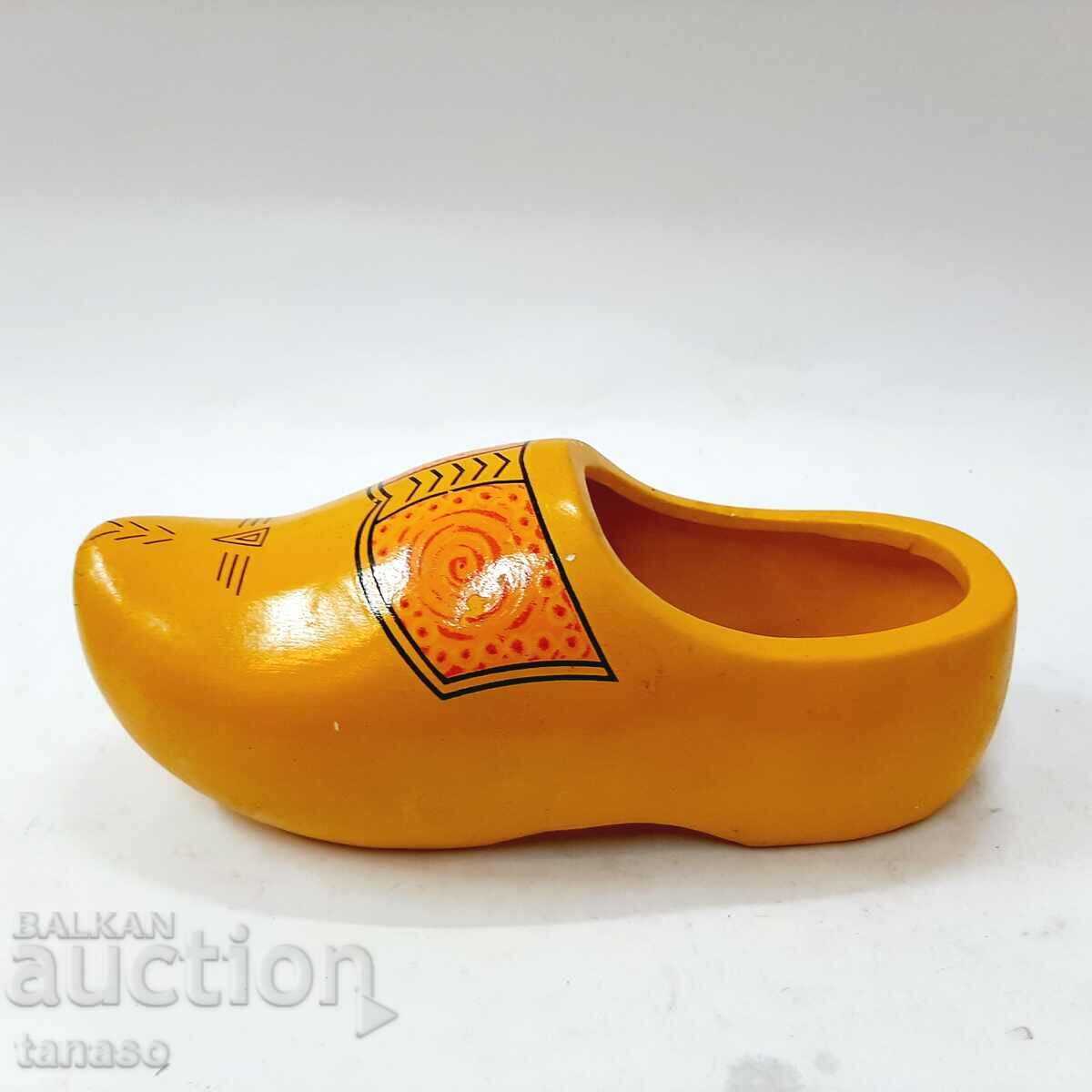 Delivery of Yellow Ceramic Shoe (13.5) Delivery of Yellow Ceramic Shoe (13.5)