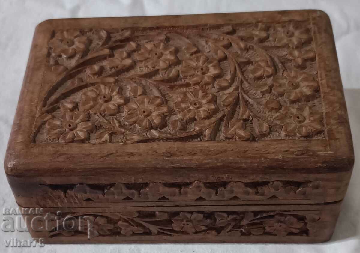 Cutie veche din lemn