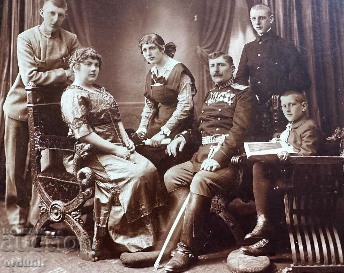 4039 Foto de familie a Regatului Bulgariei, colonelul Shivarov, 1916 cu preț 40.00 BGN | € 20.45