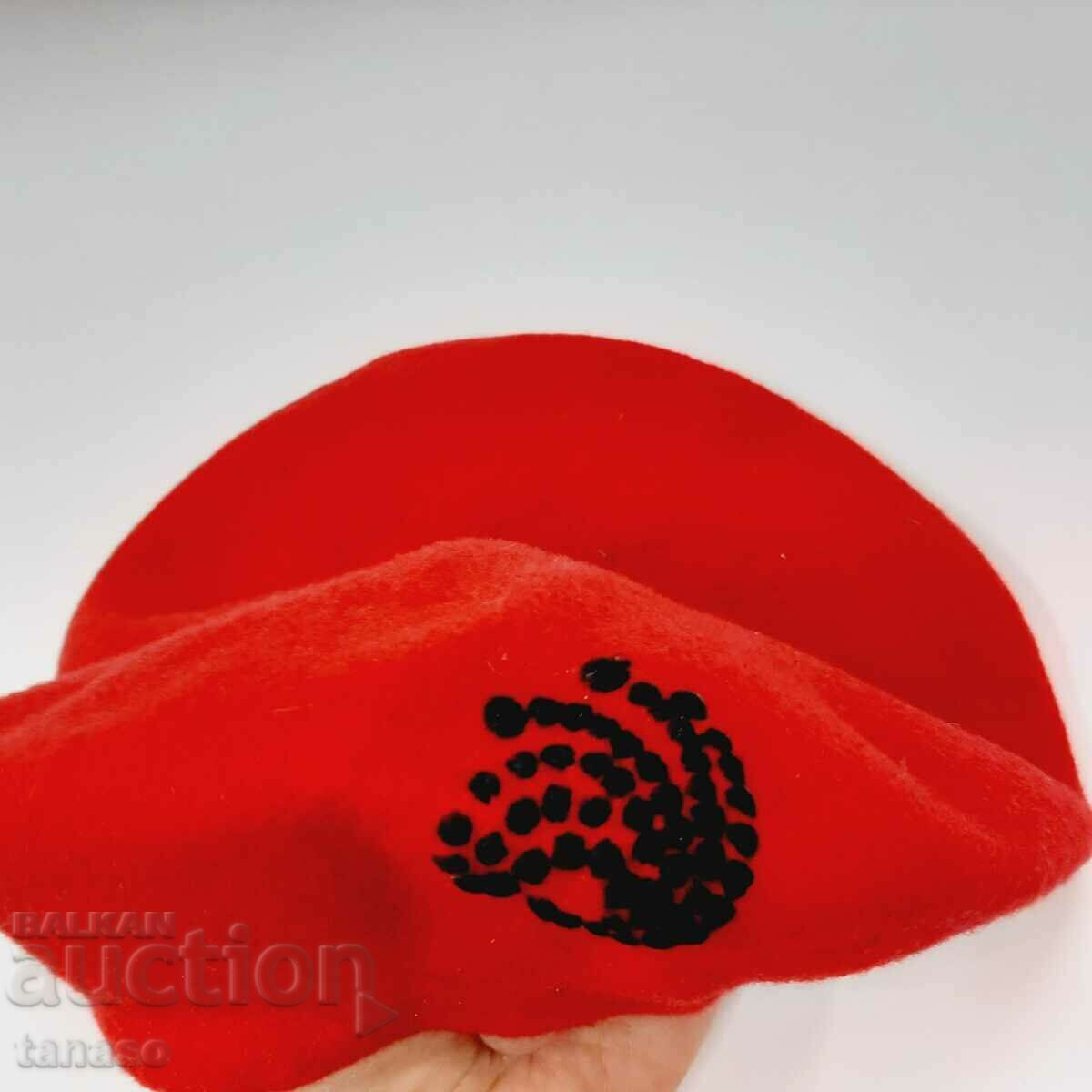 Delivery of Wool red women's beret, hat, cap(17.3)