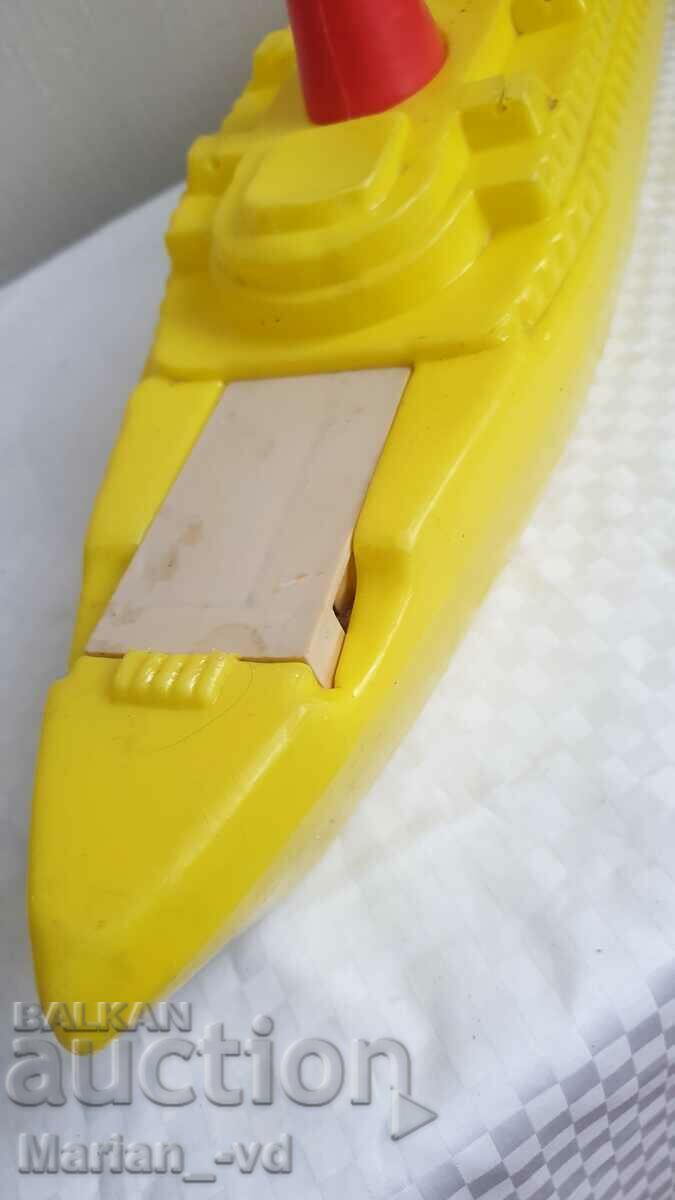 Social plastic toy ship - 6 Social plastic toy ship - 6