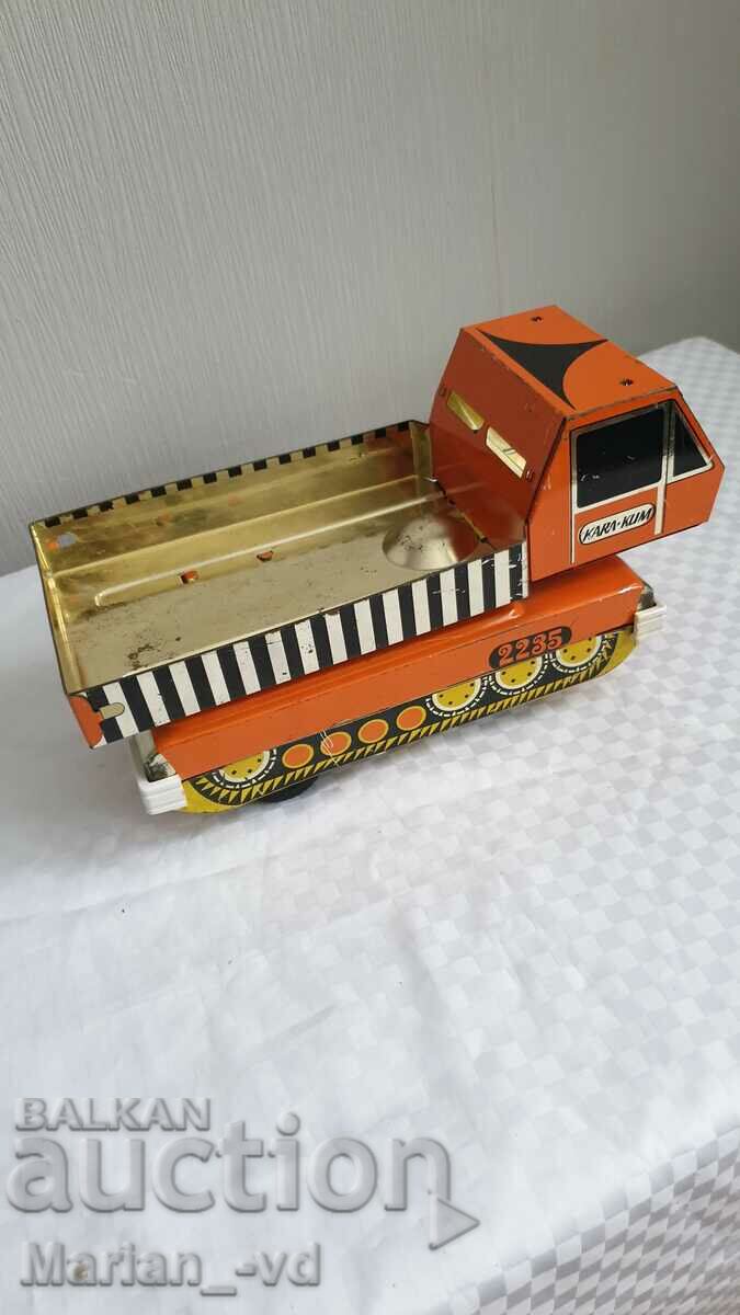 Licitație O jucărie veche de tablă Licitație O jucărie veche de tablă