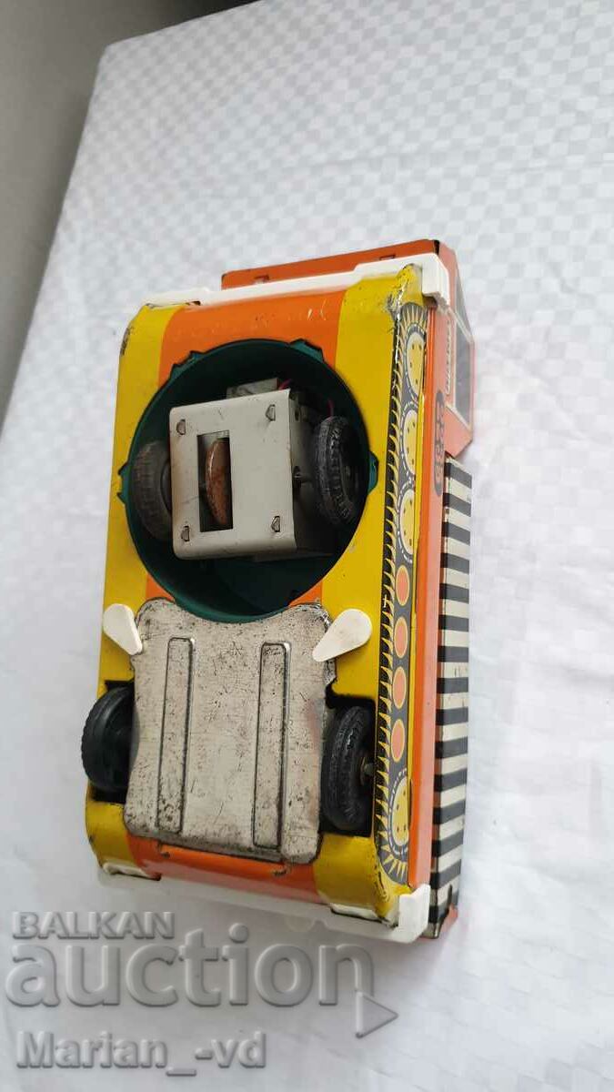 Livrarea O jucărie veche de tablă Livrarea O jucărie veche de tablă