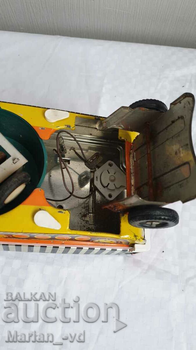 O jucărie veche de tablă - 7 O jucărie veche de tablă - 7