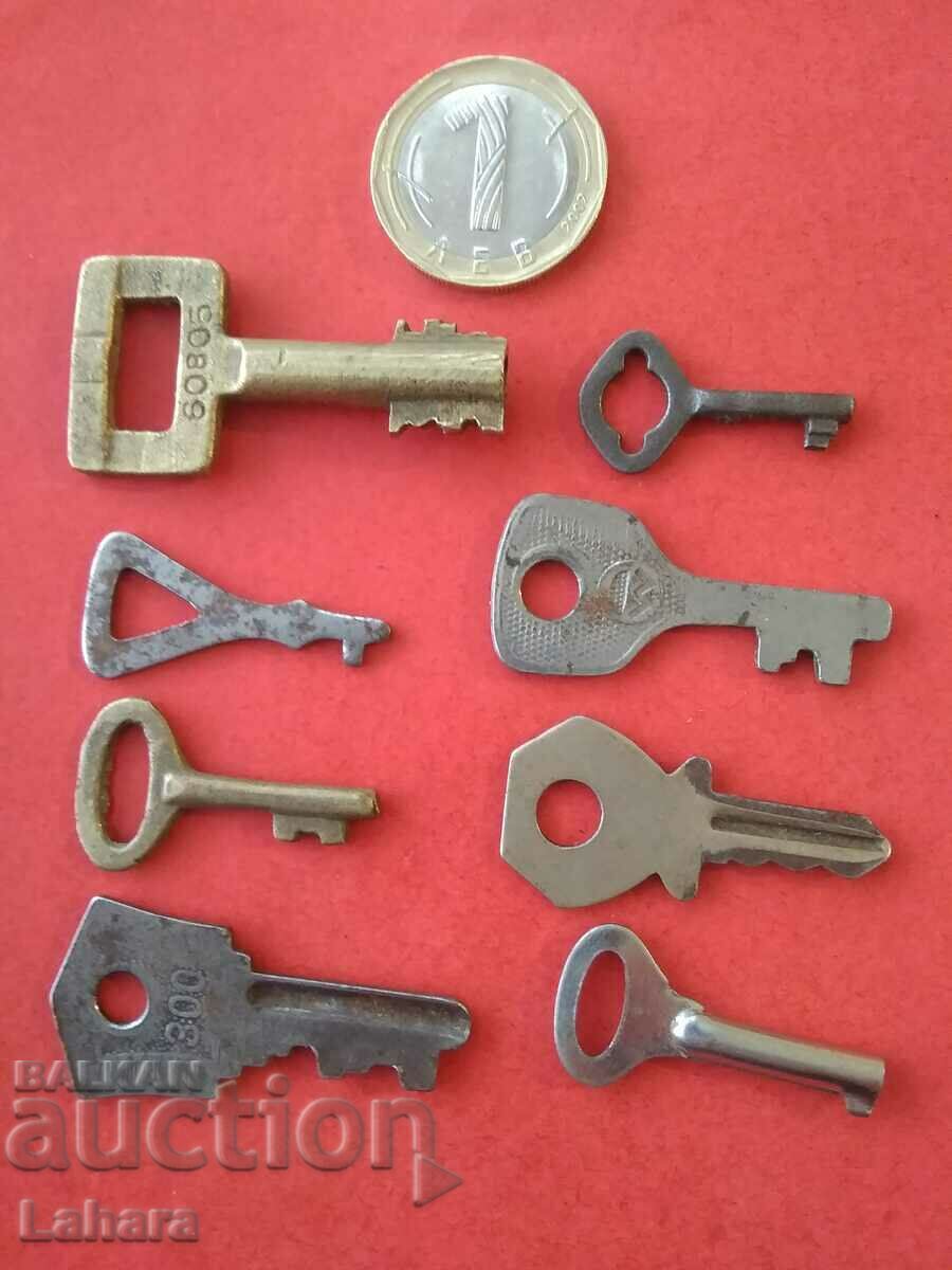Πολλά μικρά κλειδιά, κλειδιά, κουτί ή κλειδί στήθους
