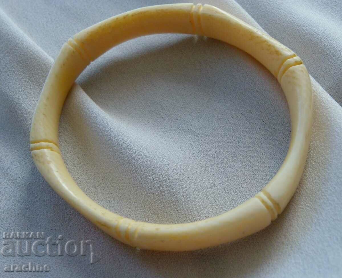 Delivery of Ivory bracelet