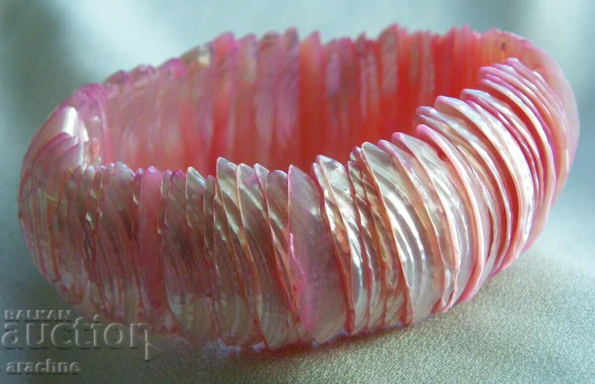 Pink mother-of-pearl bracelet