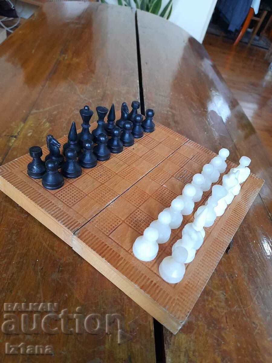 Delivery of Old chess Delivery of Old chess