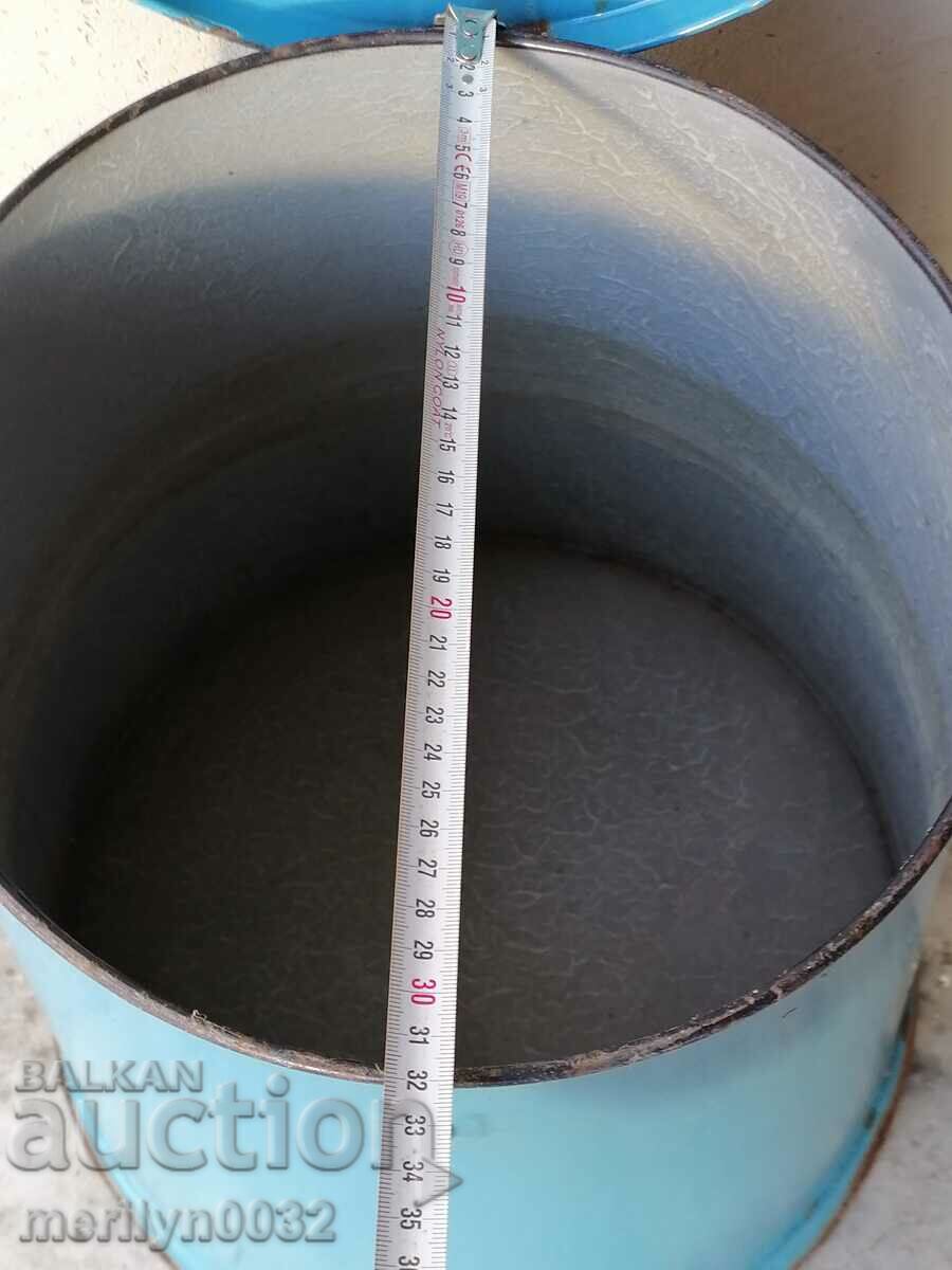 Delivery of Enameled gum food storage container with enamel Austria-Hungary Delivery of Enameled gum food storage container with enamel Austria-Hungary