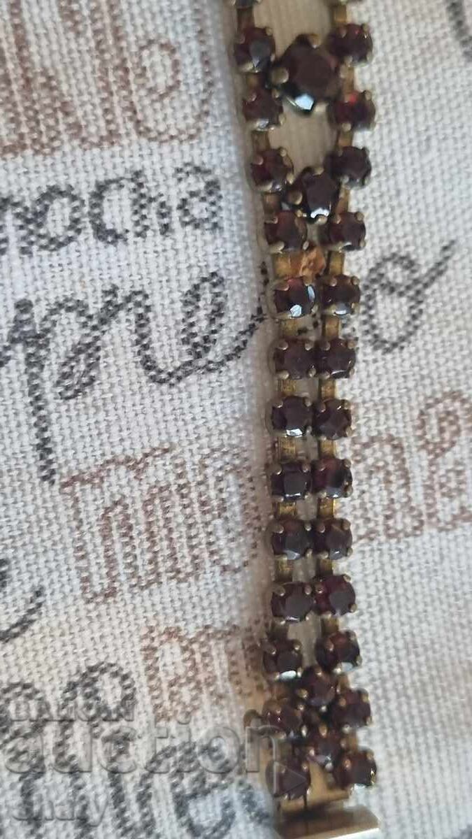 Delivery of Antique gold-plated bracelet with garnets
