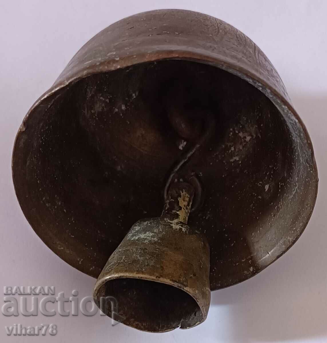 Παράδοση Παλιά χάλκινη καμπάνα