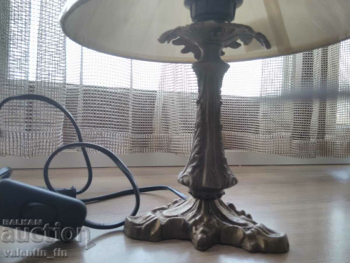 Παλιό επιτραπέζιο μπρούτζινο φωτιστικό κομοδίνου με τιμή 59.00 BGN | € 30.17 Παλιό επιτραπέζιο μπρούτζινο φωτιστικό κομοδίνου με τιμή 59.00 BGN | € 30.17