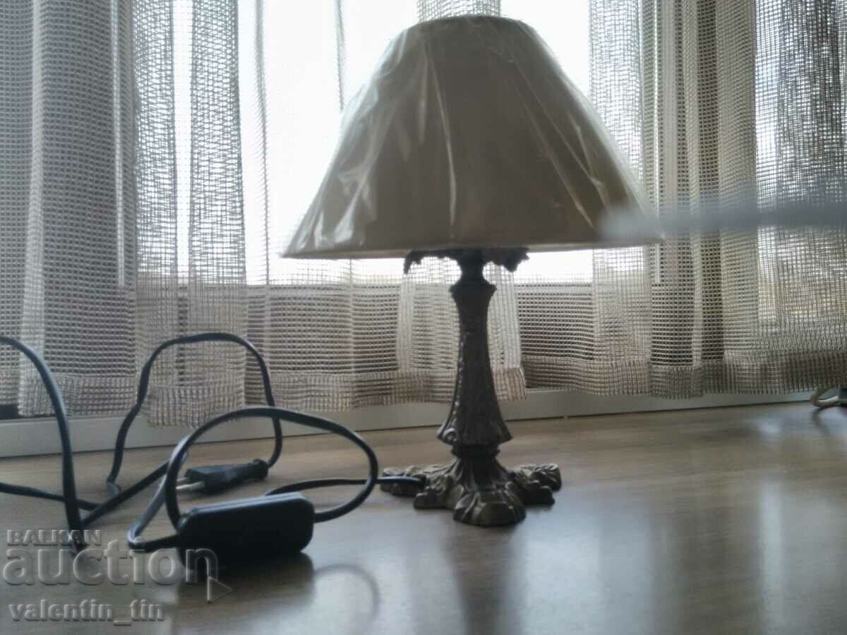 Δημοπρασία Παλιό επιτραπέζιο μπρούτζινο φωτιστικό κομοδίνου Δημοπρασία Παλιό επιτραπέζιο μπρούτζινο φωτιστικό κομοδίνου