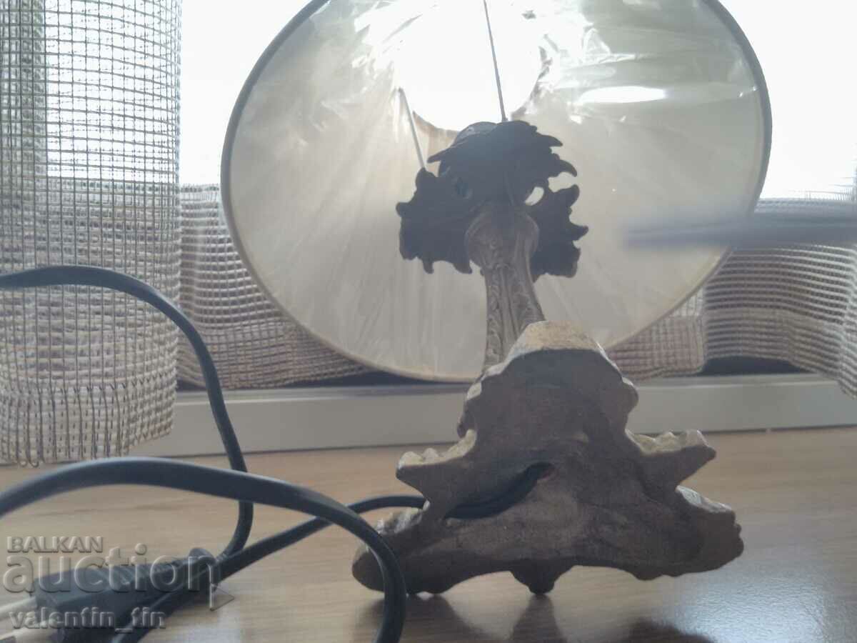 Παράδοση Παλιό επιτραπέζιο μπρούτζινο φωτιστικό κομοδίνου Παράδοση Παλιό επιτραπέζιο μπρούτζινο φωτιστικό κομοδίνου