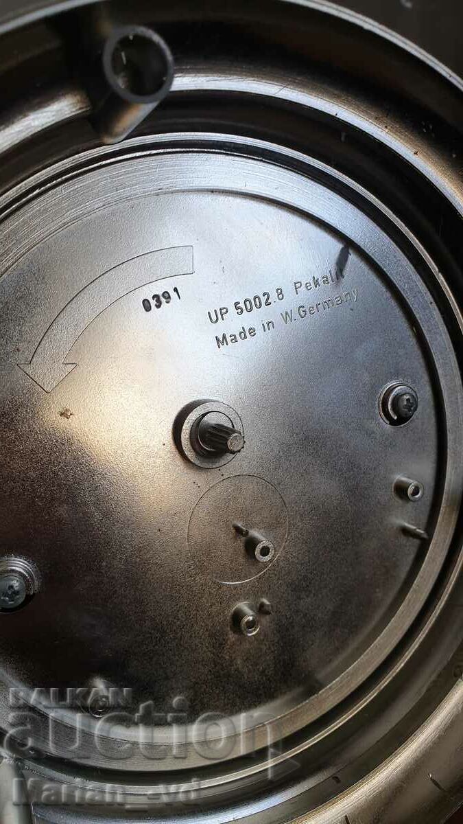 Hangarter German quartz table clock with glass dome - 7 Hangarter German quartz table clock with glass dome - 7