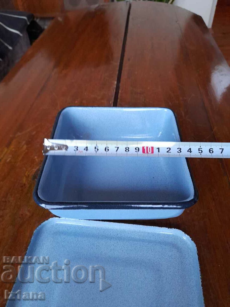 Delivery of Old enamel food box Delivery of Old enamel food box