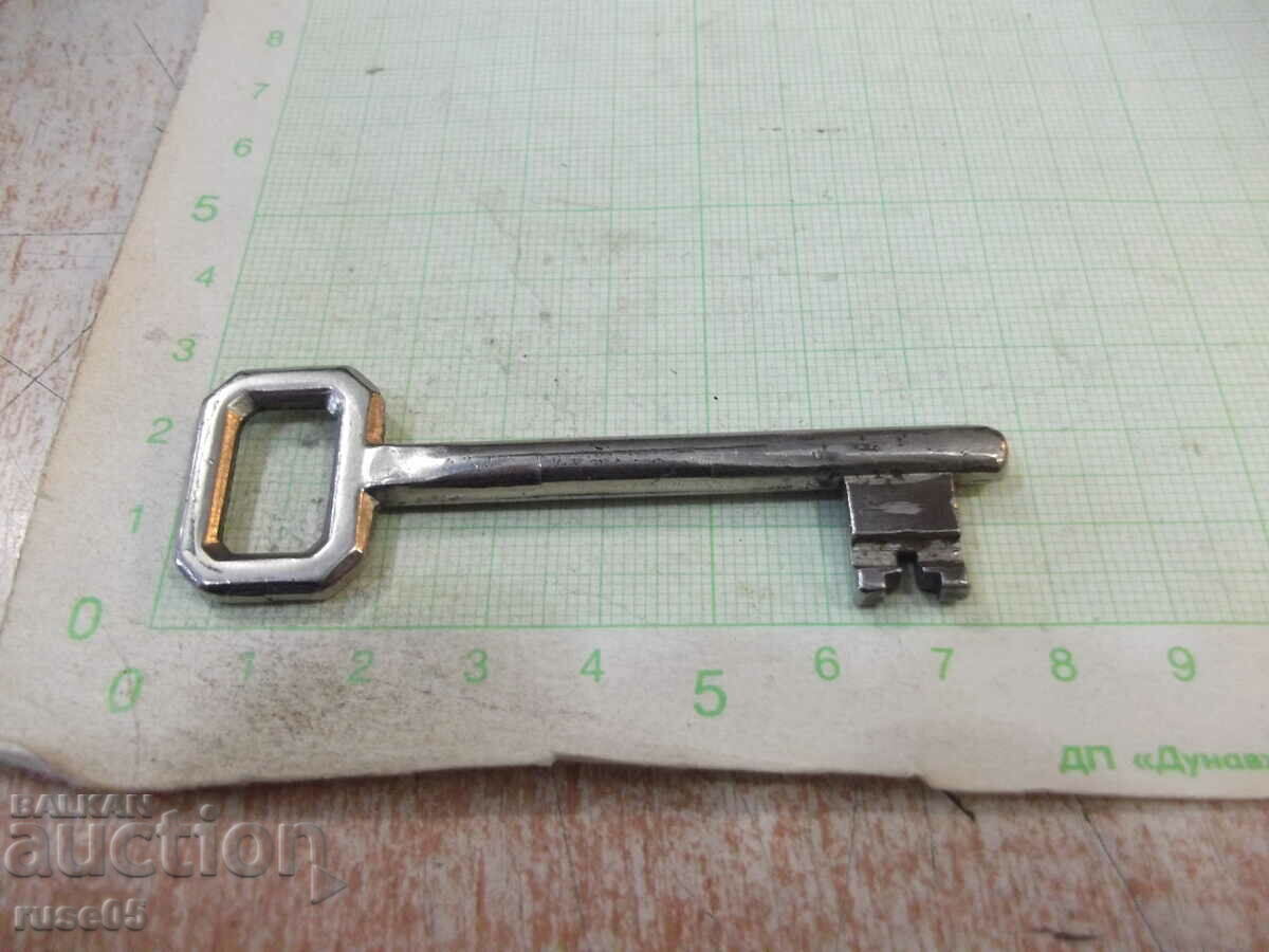 Delivery of Key No. P8 for a lock