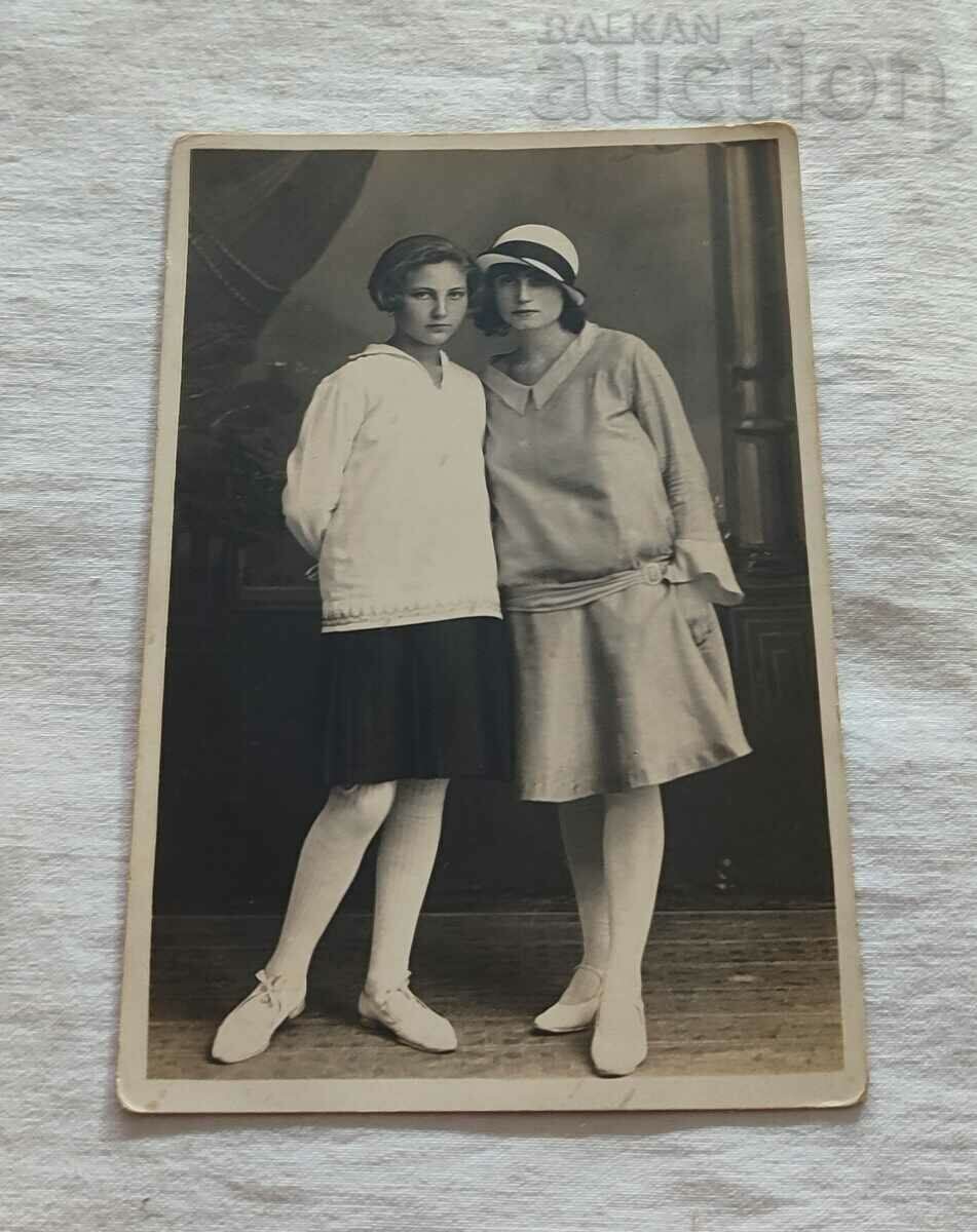 LADIES IN THE SUMMER OF 1928. PHOTO