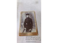 Φωτογραφία Νεαρός άνδρας με στρατιωτική στολή από χαρτόνι