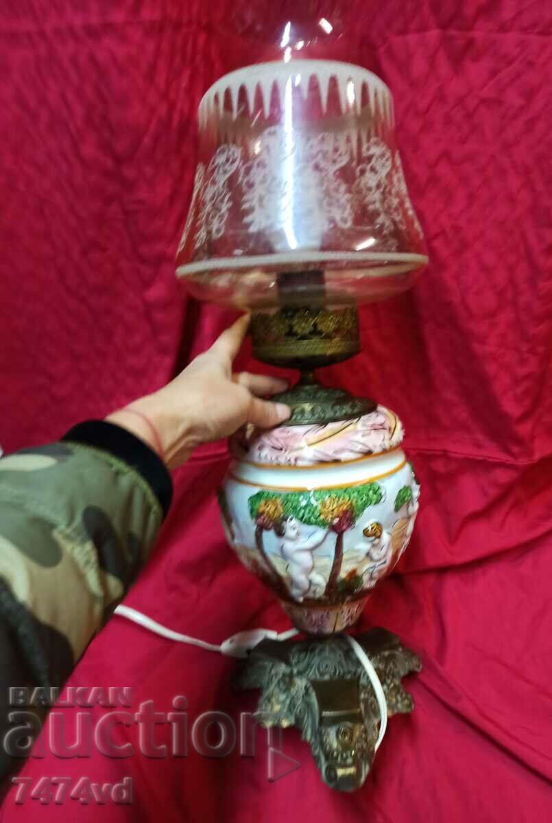 УНИКАТНАСТОЛНА ЛАМПА ПОРЦЕЛАН РЕЛЕФНИ ОБРАЗИ И БРОНЗ