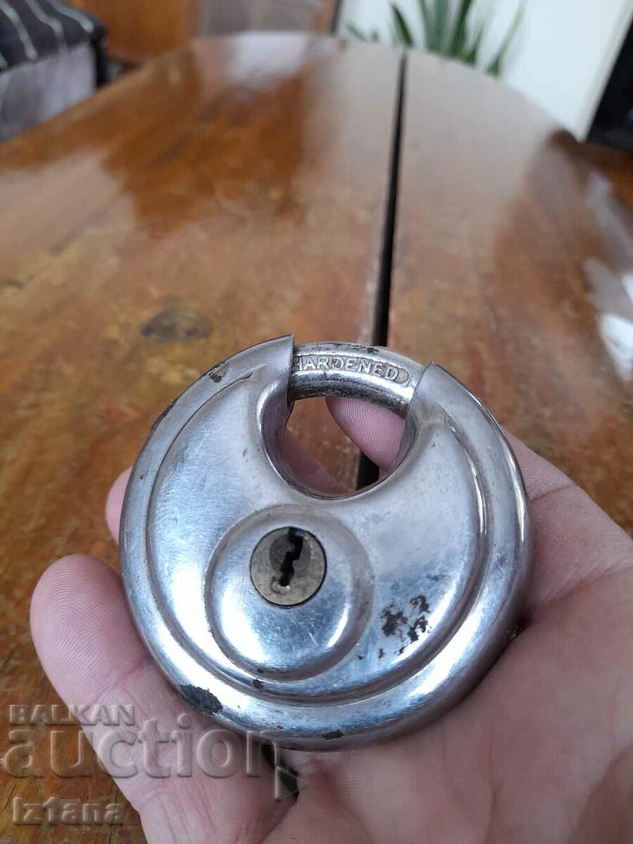 Lacăt vechi, valiză cu preț 40.00 BGN | € 20.45 Lacăt vechi, valiză cu preț 40.00 BGN | € 20.45