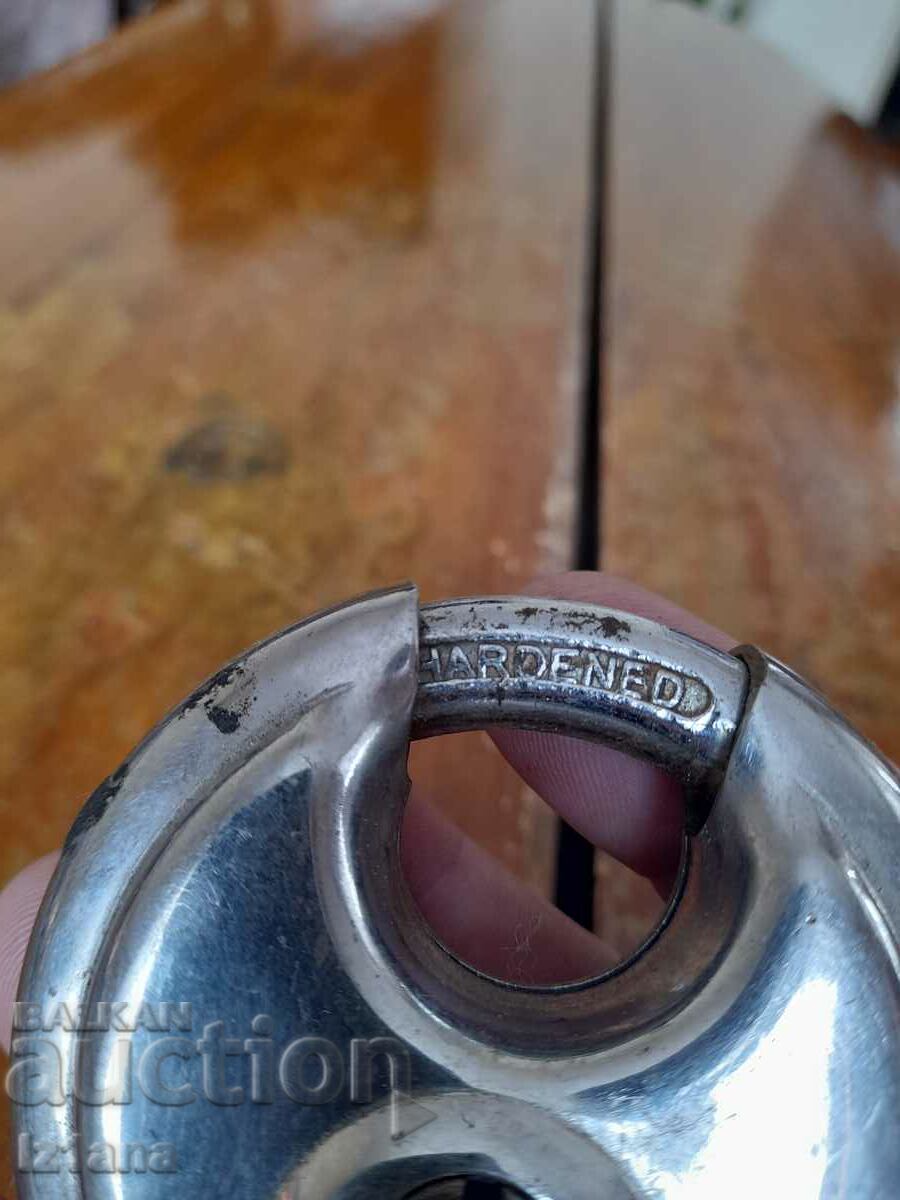 Licitație Lacăt vechi, valiză Licitație Lacăt vechi, valiză