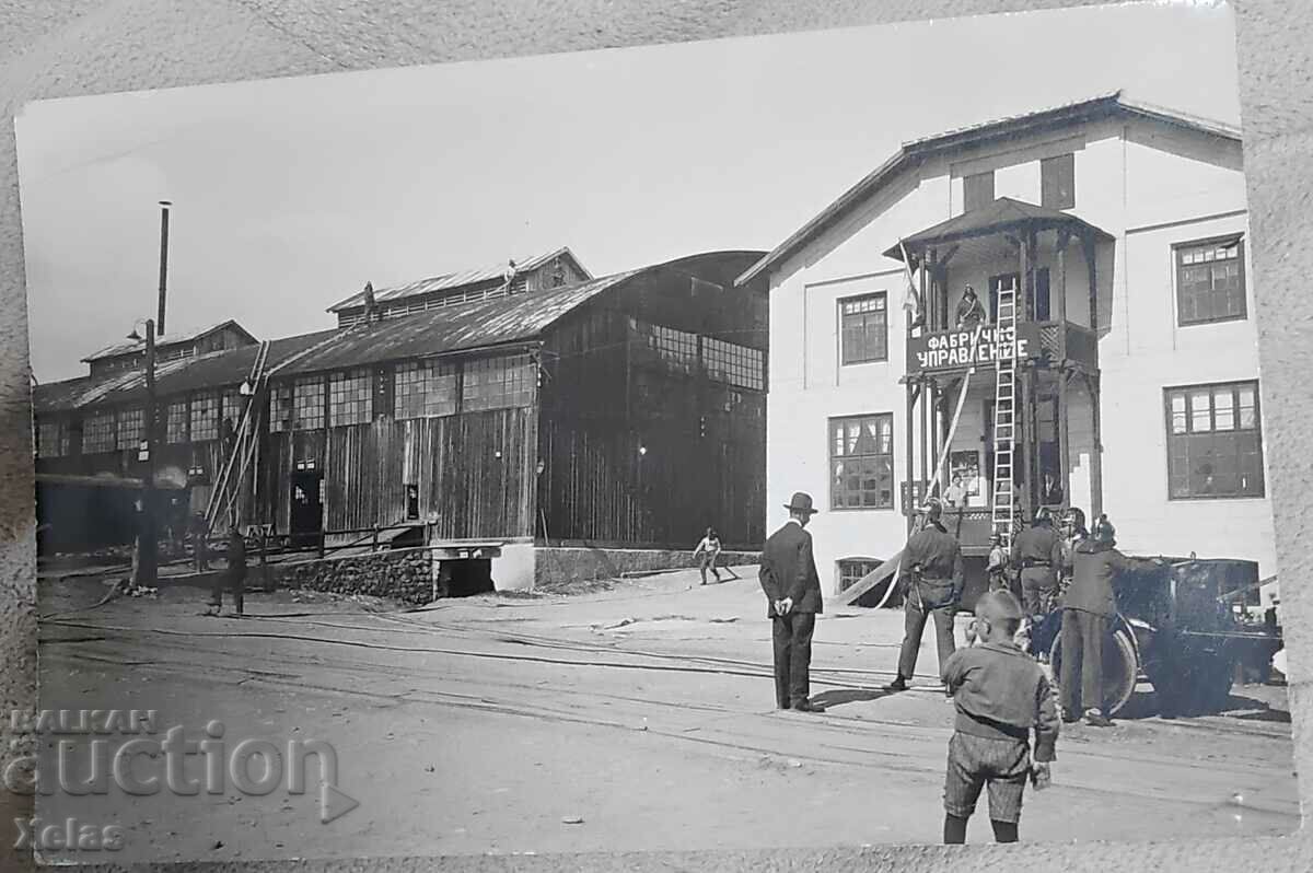 Foto veche 1930 Fabrica, pompieri