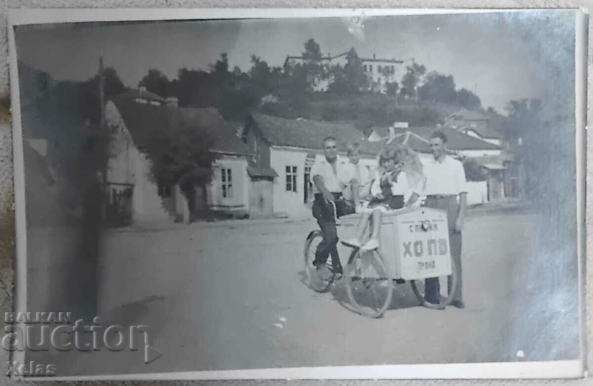 Παλιά φωτογραφία του 1940 Thorn πωλητής σε ένα ποδήλατο