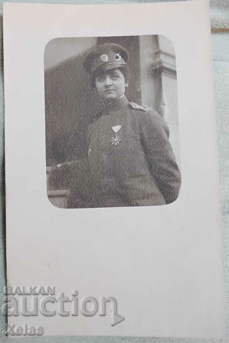 Стара снимка 1910-те жена военна с орден