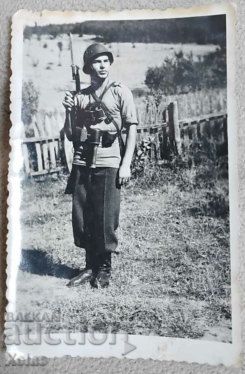Стара снимка 1945 войник оръжие граната