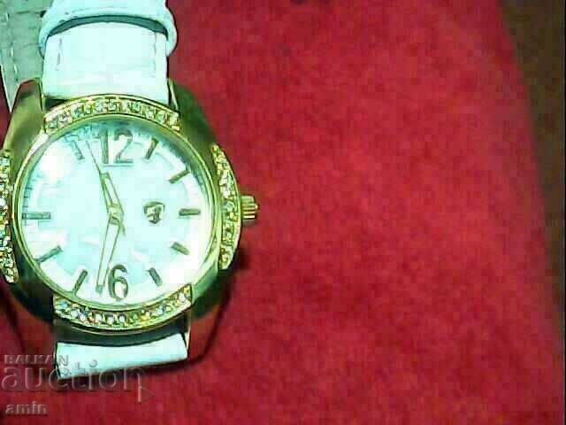 Auction  2 beautiful ladies' 4-bed wardrobes work without batteries