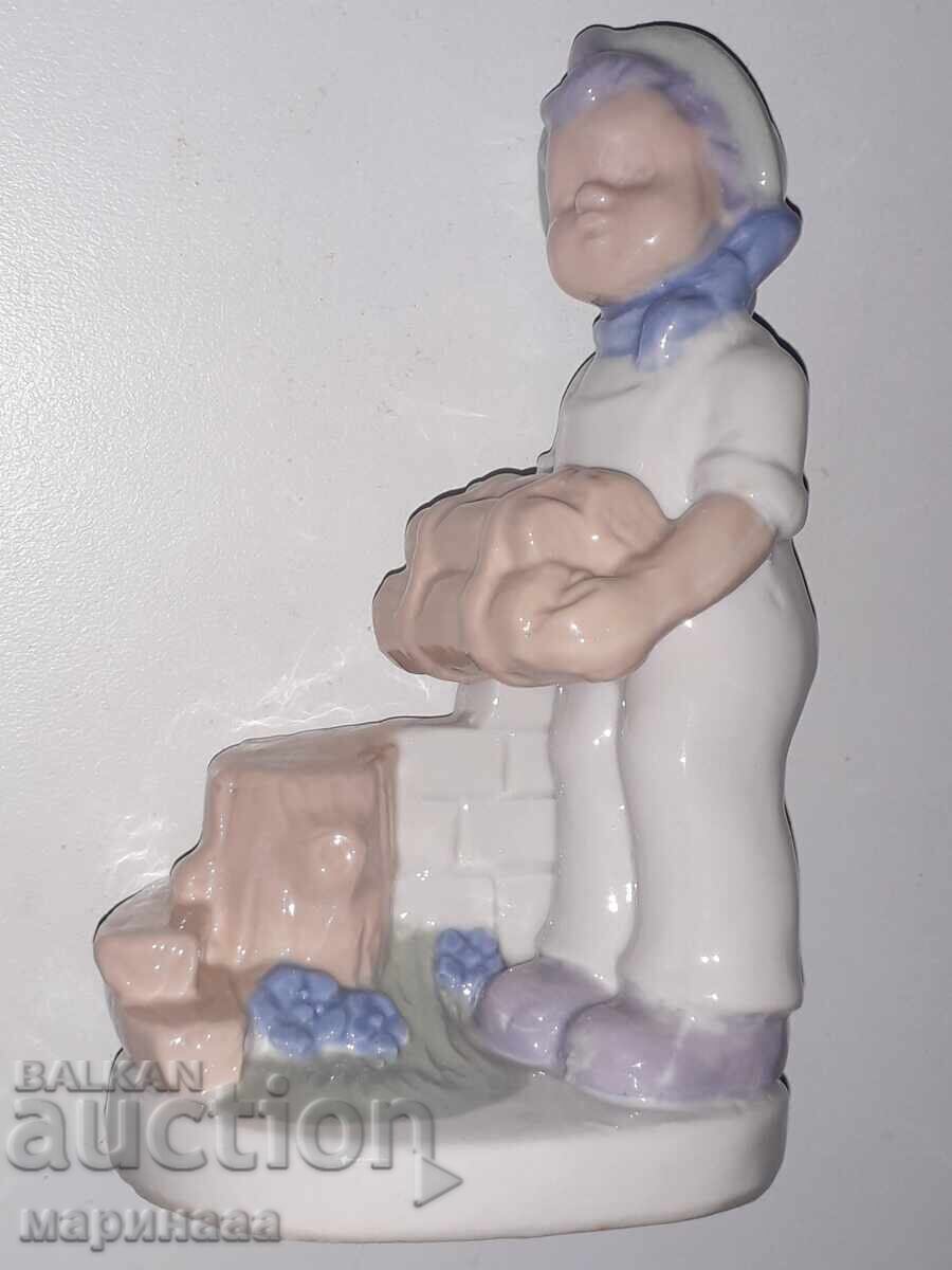 OLD FIGURE. PORCELAIN with price 6.00 BGN | € 3.07 OLD FIGURE. PORCELAIN with price 6.00 BGN | € 3.07