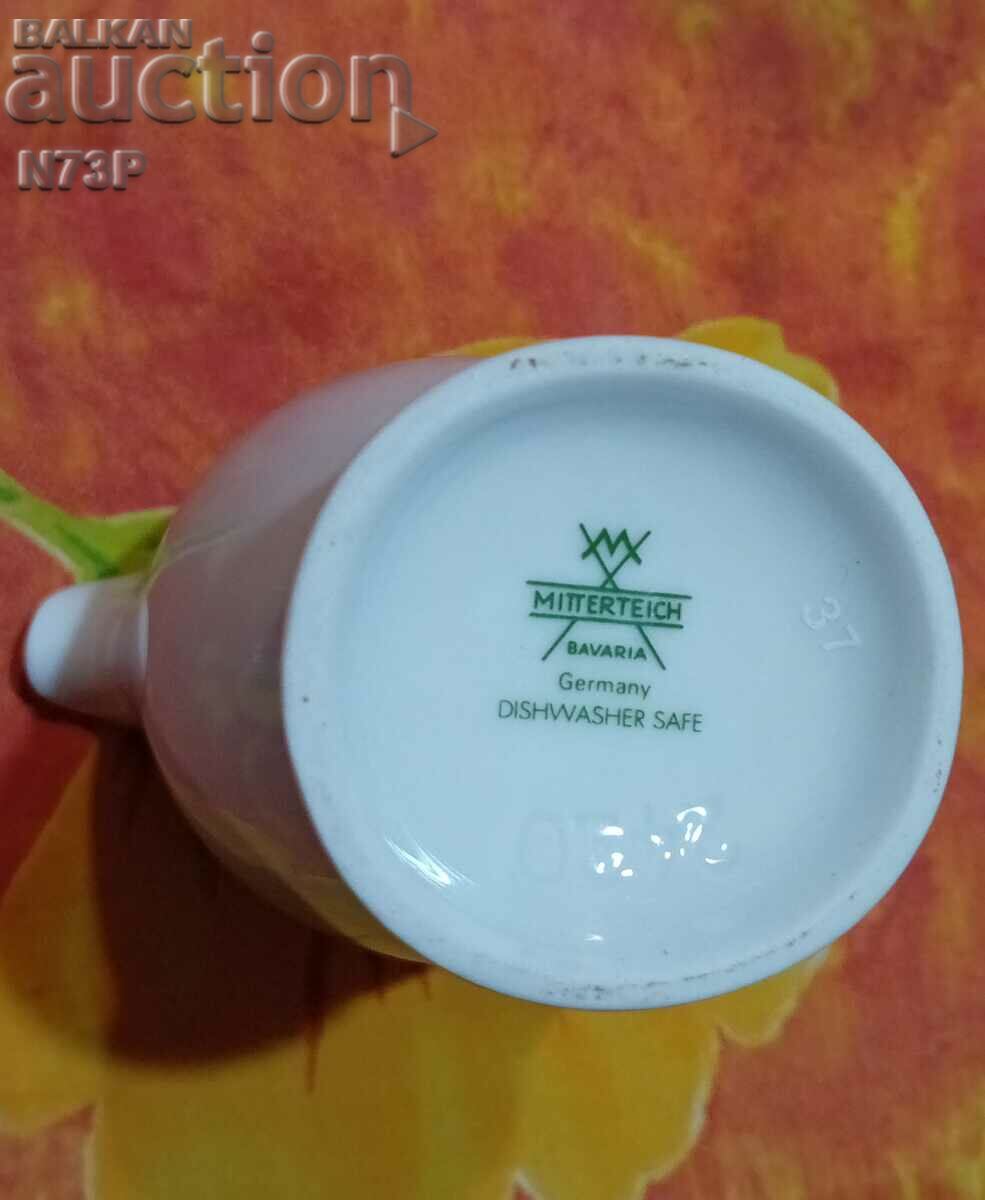 Auction  A NICE POWDER. LATERIERA.