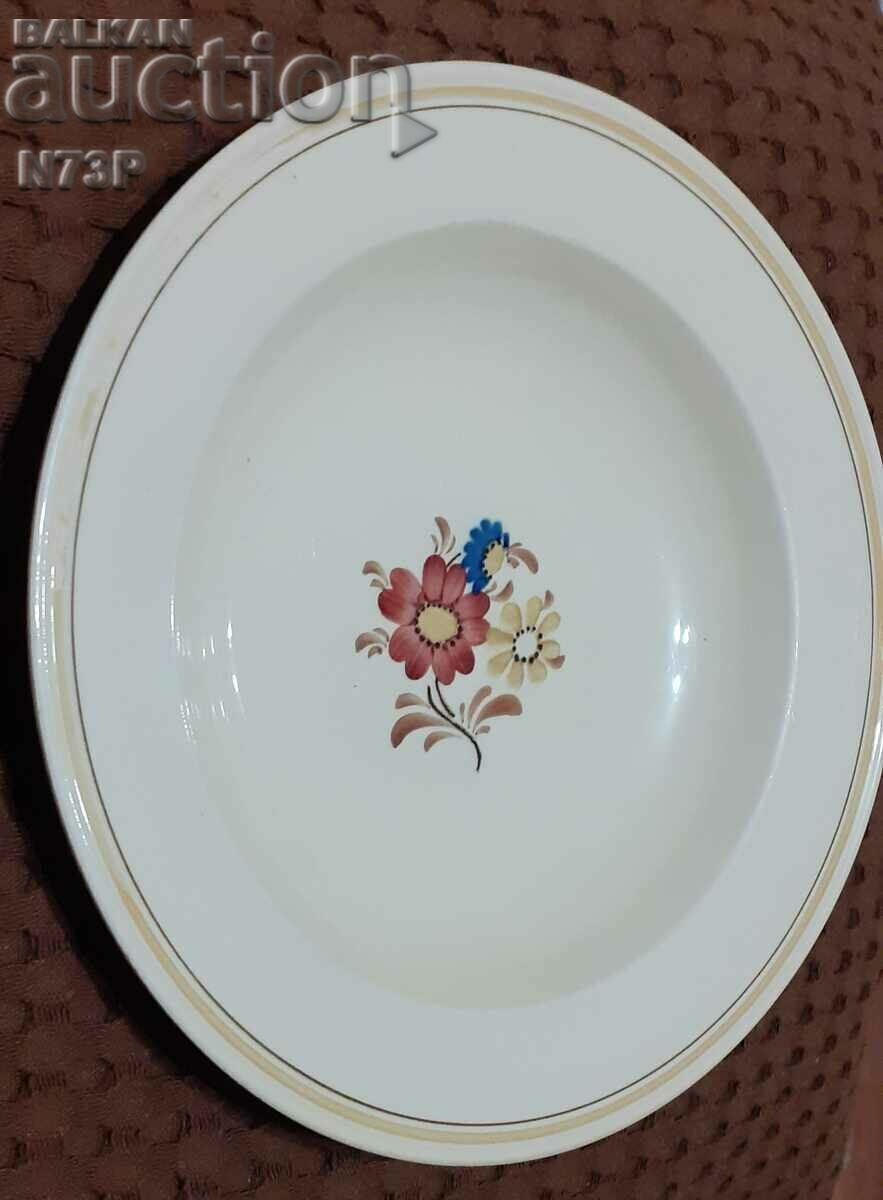 Licitație PLATĂ VECHE DE PORȚELAN. PICTAT MANUAL. Licitație PLATĂ VECHE DE PORȚELAN. PICTAT MANUAL.