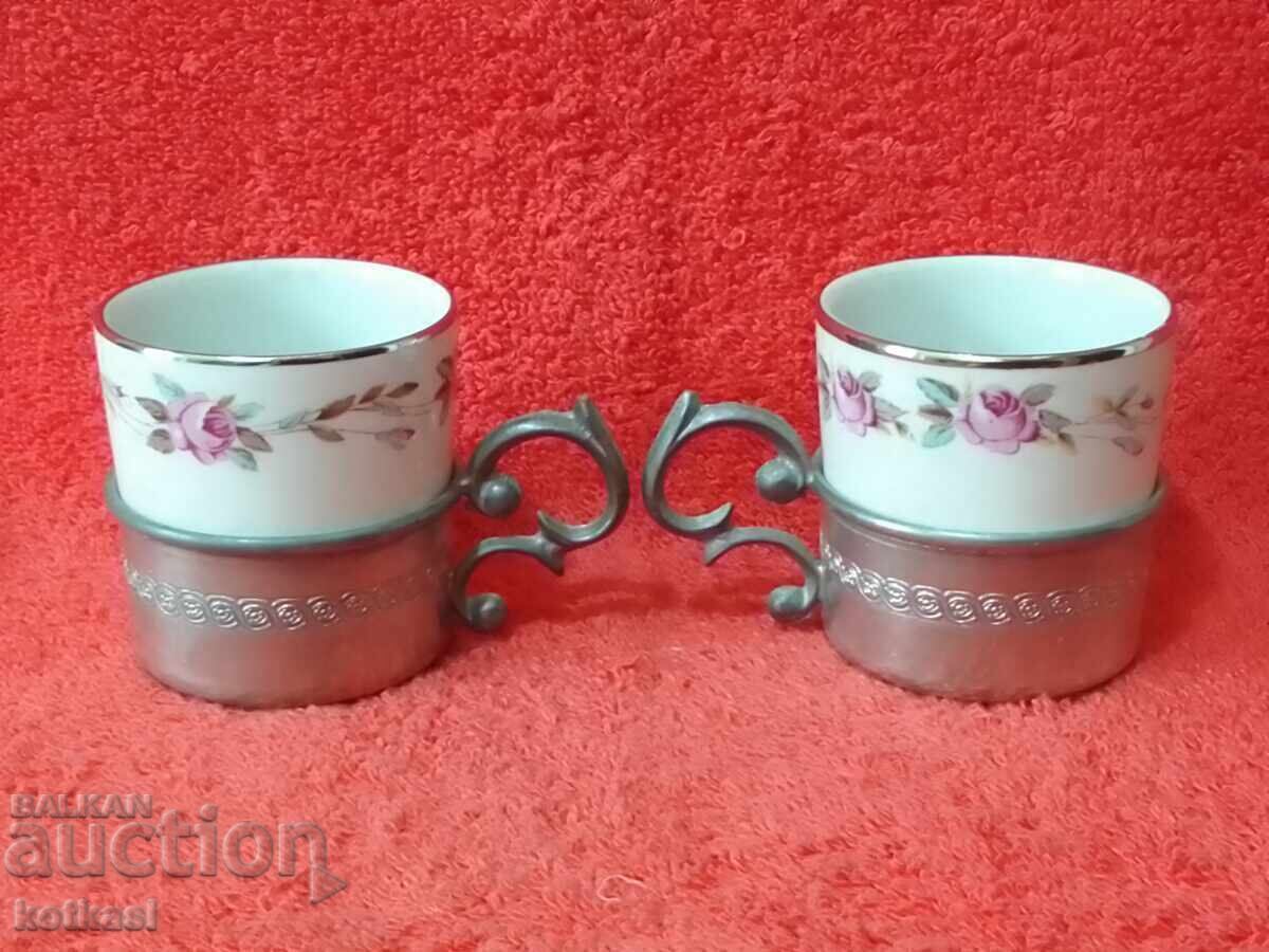 Lot de două căni cu tulpina marcată cu preț 25.50 BGN | € 13.04