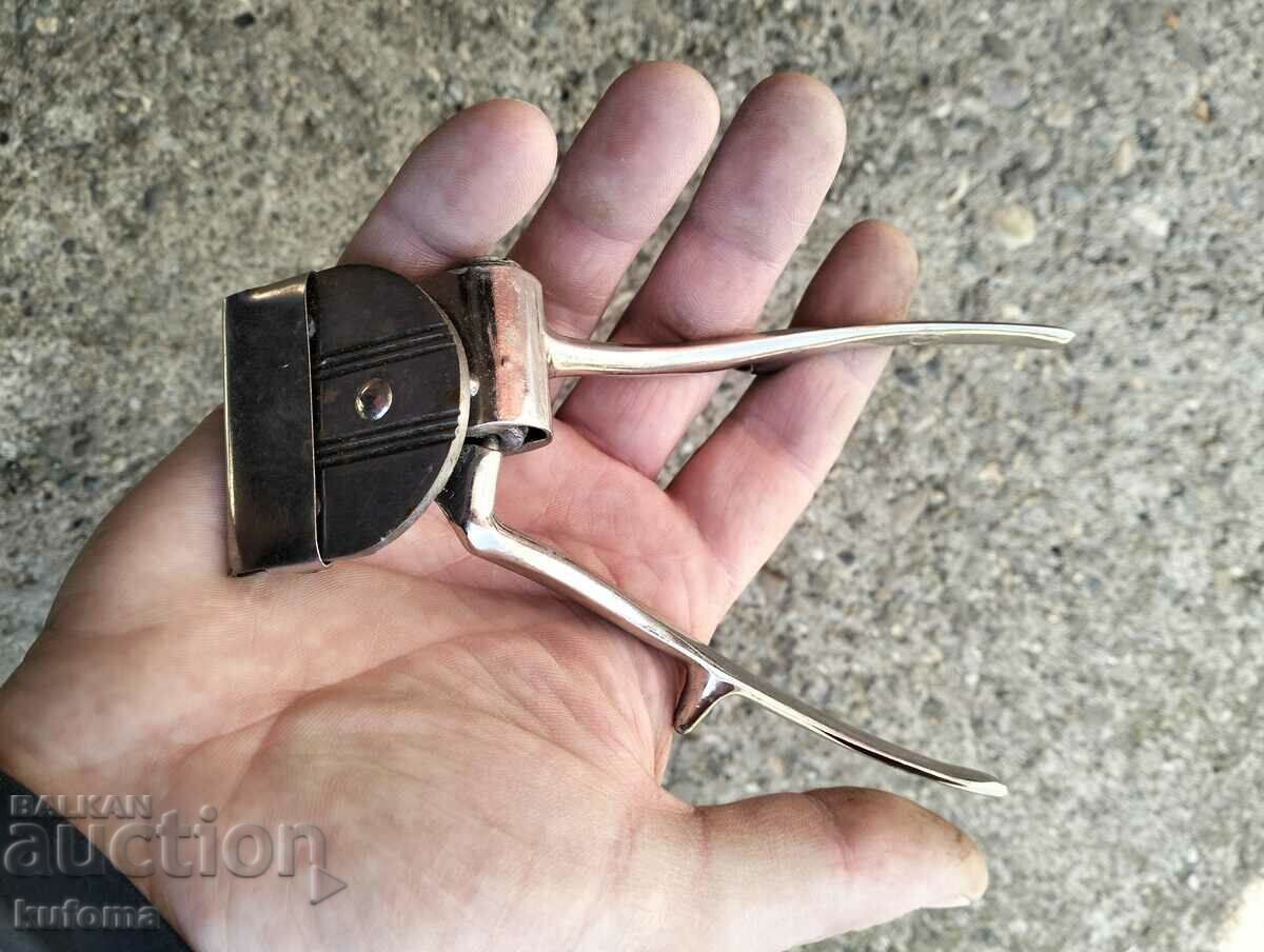 Hand clipper with price 19.99 BGN | € 10.22 Hand clipper with price 19.99 BGN | € 10.22