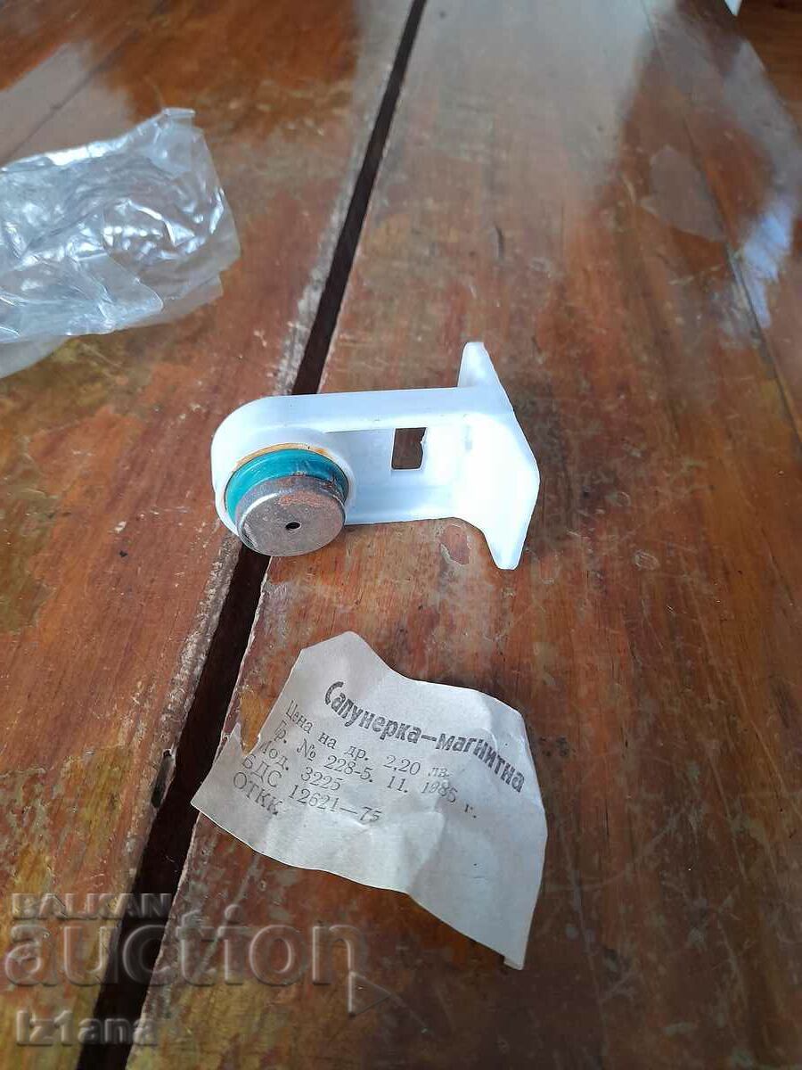 Old magnetic soap dish with price 20.00 BGN | € 10.23 Old magnetic soap dish with price 20.00 BGN | € 10.23