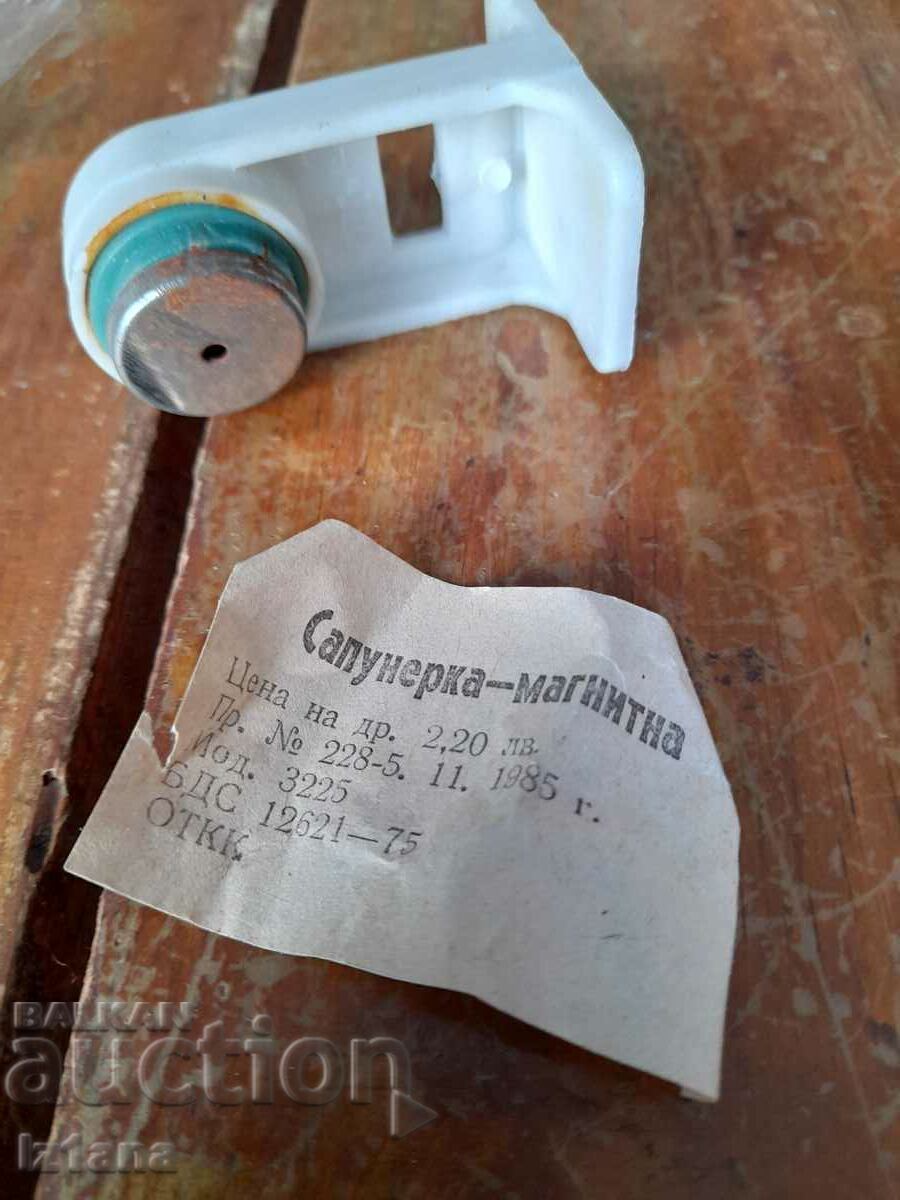 Auction Old magnetic soap dish Auction Old magnetic soap dish