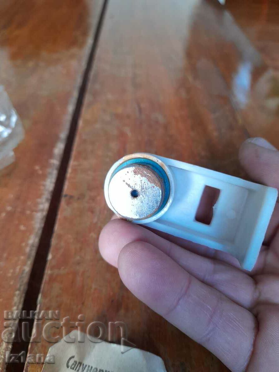 Delivery of Old magnetic soap dish Delivery of Old magnetic soap dish