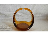Μπομπονιέρα - ένα καλάθι από συμπαγές γυαλί με κεχριμπαρένιο χρώμα