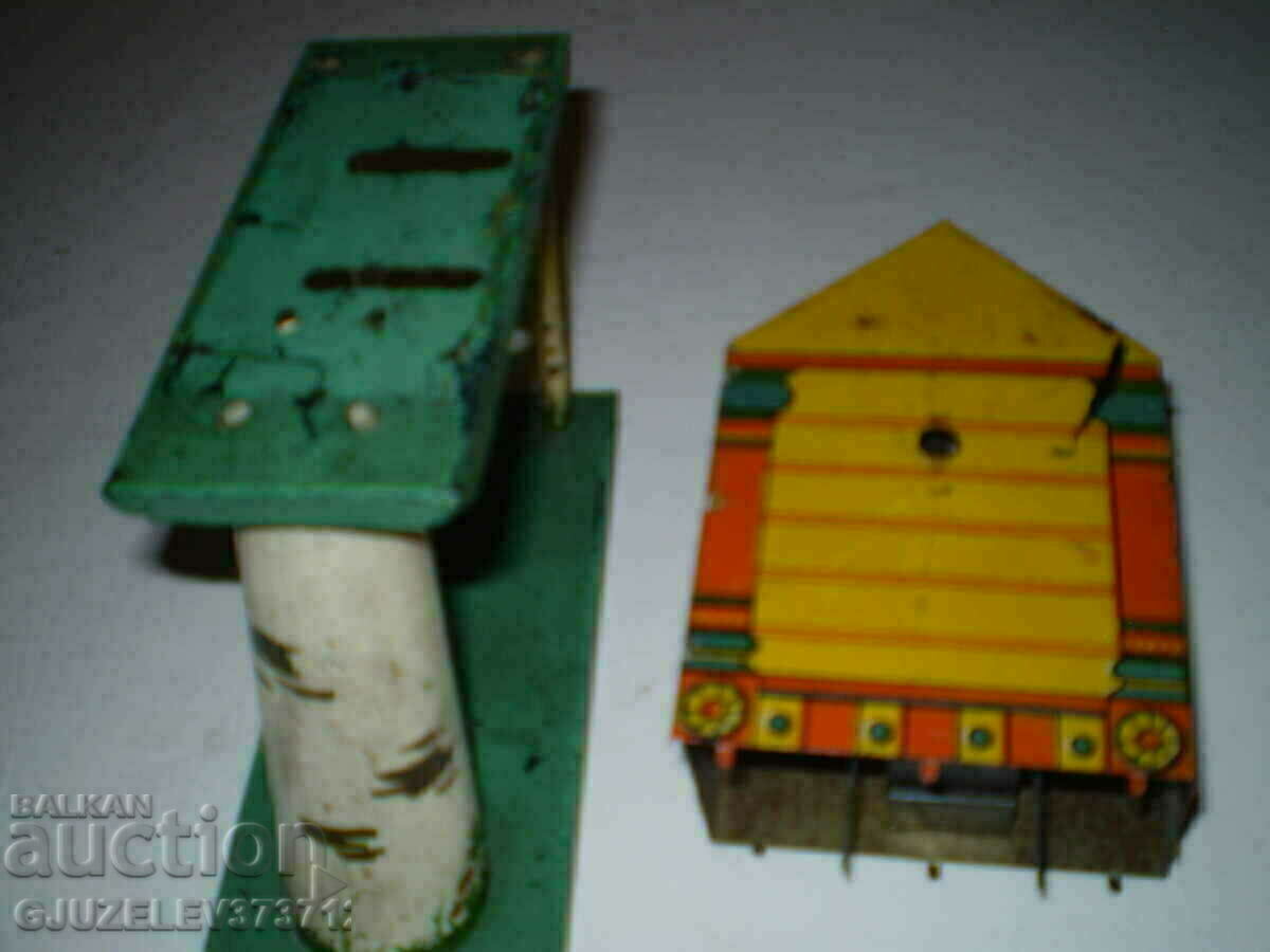 Auction  Tin Toy Clock with chicken mechanics for parts