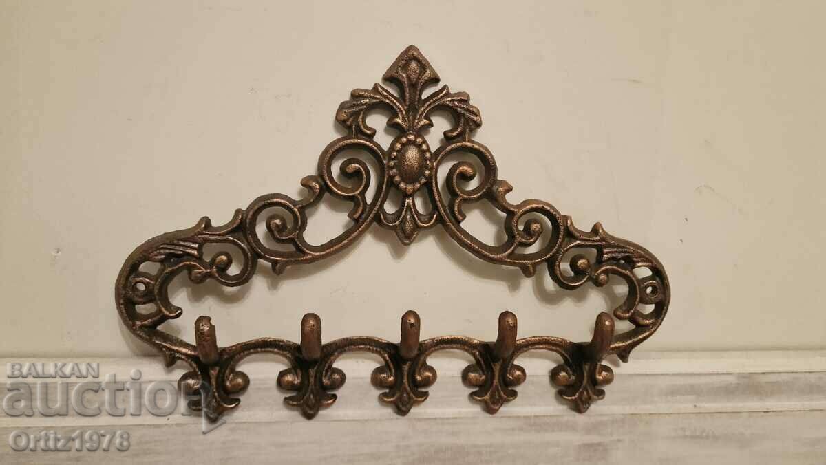 Umeraș rafinat din fontă cu elemente baroc. cu preț 55.00 BGN | € 28.12