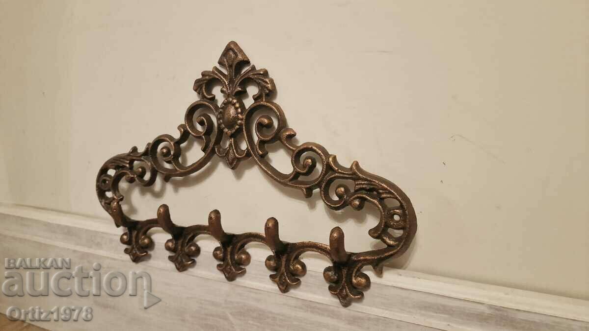 Licitație Umeraș rafinat din fontă cu elemente baroc.