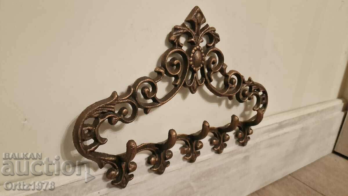 Livrarea Umeraș rafinat din fontă cu elemente baroc.