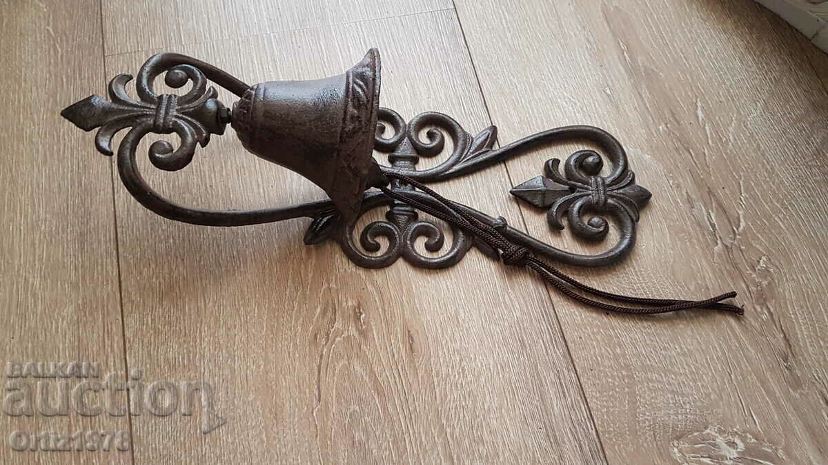 Cast iron bell with a wonderful ring! Cast iron bell with a wonderful ring!