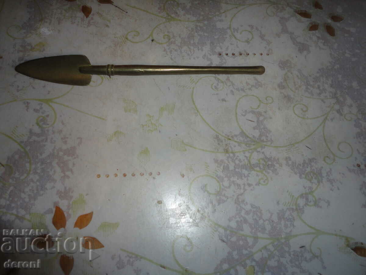 Bronze figure sculpting a shovel with price 15.00 BGN | € 7.67 Bronze figure sculpting a shovel with price 15.00 BGN | € 7.67