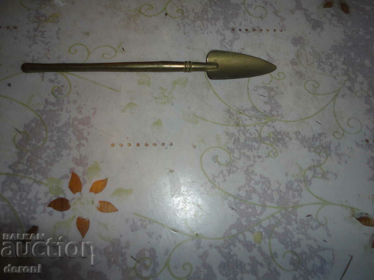 Auction Bronze figure sculpting a shovel Auction Bronze figure sculpting a shovel