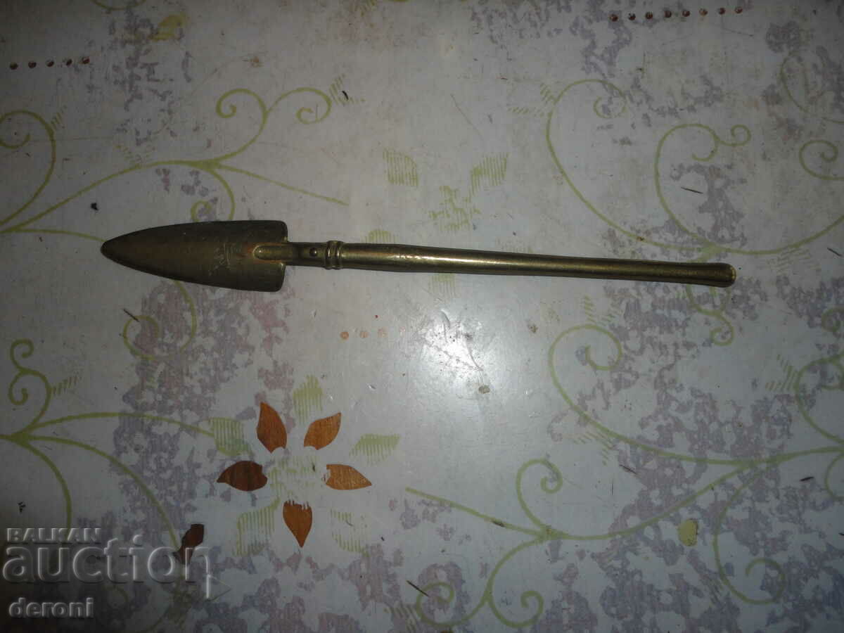 Delivery of Bronze figure sculpting a shovel Delivery of Bronze figure sculpting a shovel