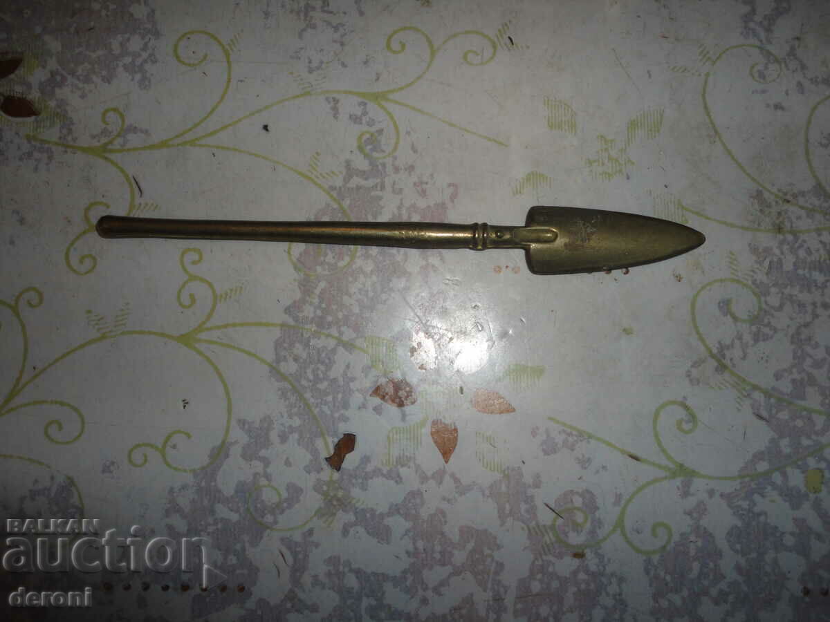 Bronze figure sculpting a shovel - 5 Bronze figure sculpting a shovel - 5