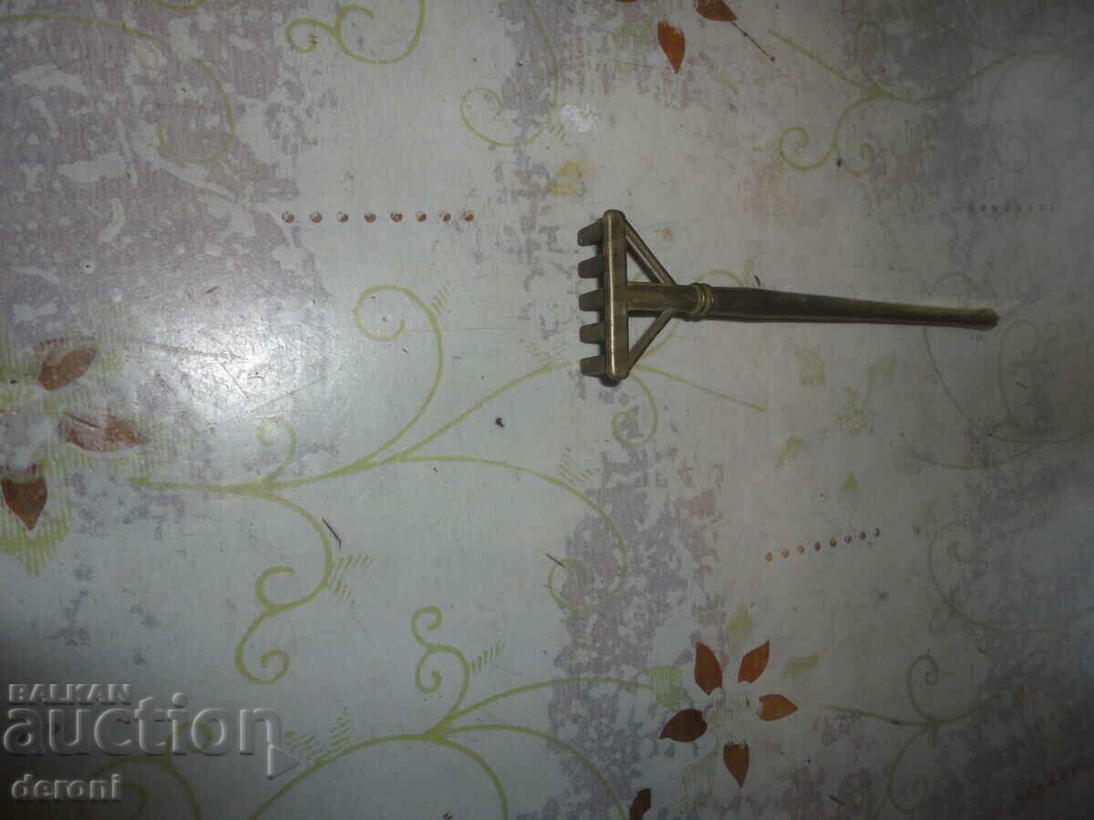 Bronze figure sculpting an oar - 5